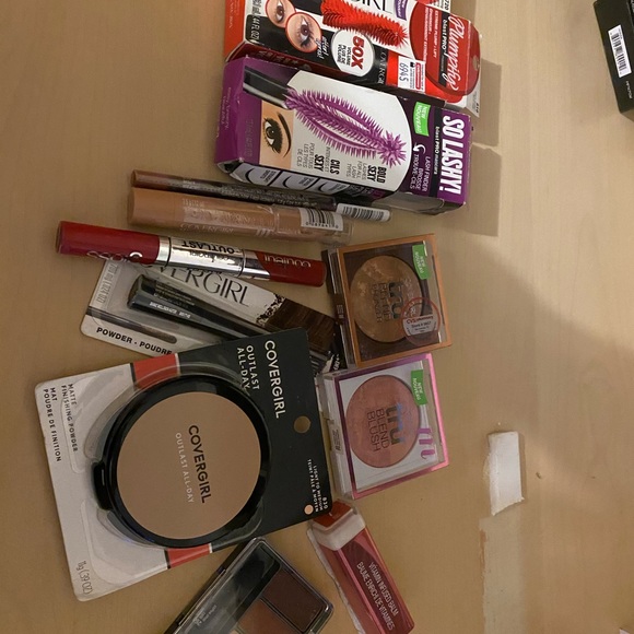 Covergirl make-up - Picture 1 of 3